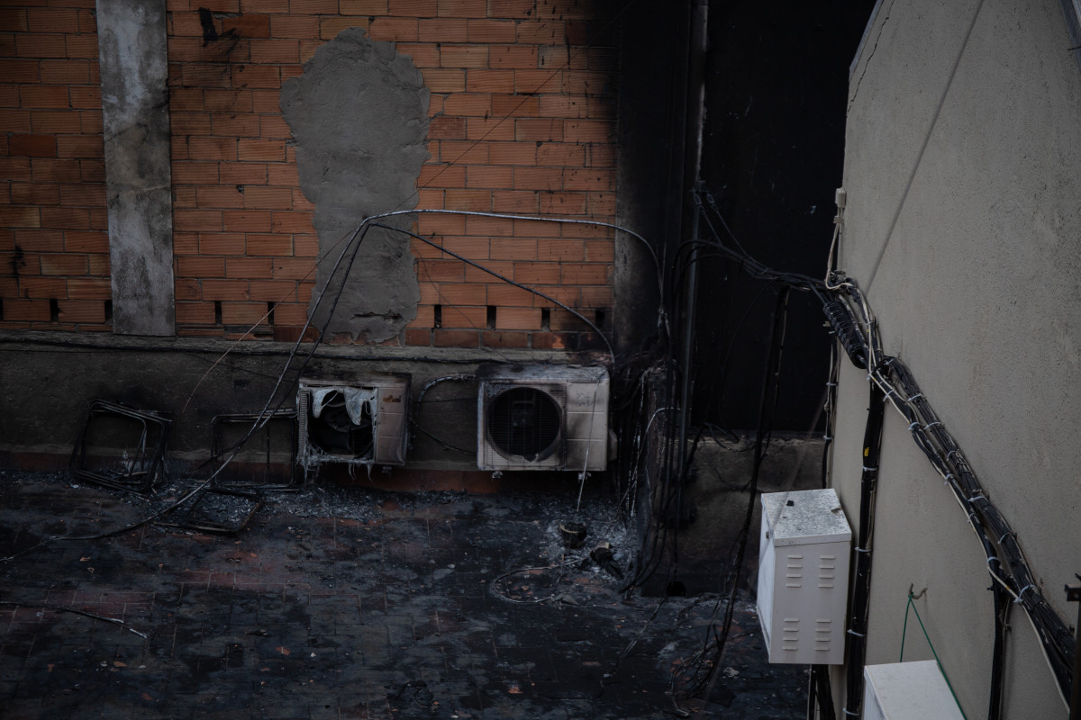 Vista d'un edifici incendiat provocat per l'explosió d'un bar des d'un edifici confrontant al carrer València, el 12 d'abril del 2022, a Barcelona, Catalunya (Espanya). Una explosió d'un bar al carrer València ha provocat l'incendi de vuit anys.