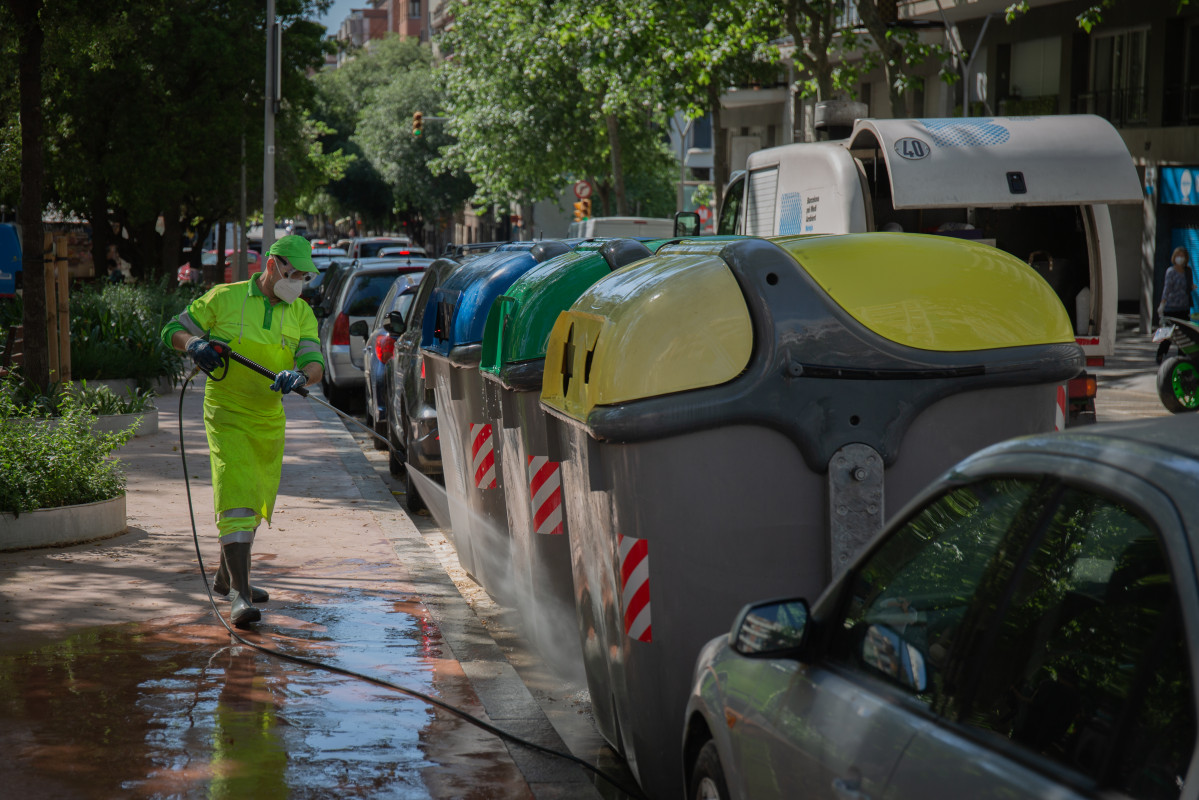 Arxiu - Un operari de neteja del servei municipal desinfecta un contenidor groc d'escombraries després de la reincorporació de 1.000 operaris de neteja durant la fase 0 de la desescalada a la ciutat, a Barcelona/Catalunya (Espanya) a 11 de maig de 2