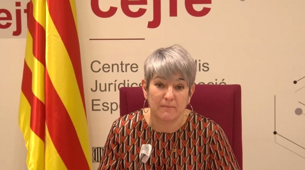 La consellera Lourdes Ciuró durant la seva intervenció a la jornada 'La guerra de Rússia a Ucraïna. Anàlisi jurídica des de la perspectiva de la justícia penal internacional'