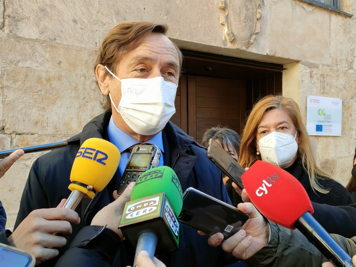 Archivo - Rafael Hernando atiende a los medios en Salamanca
