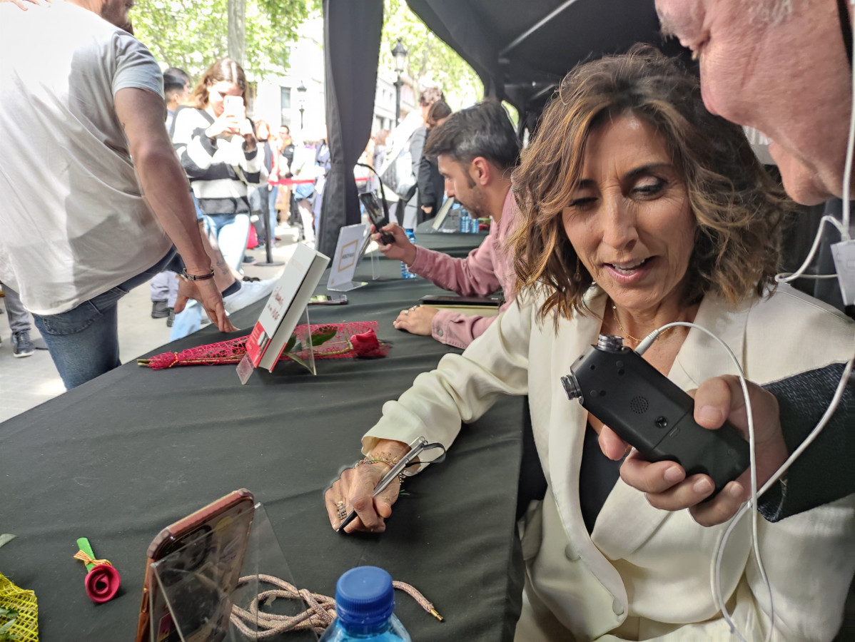 L'actriu, presentadora de televisió i escriptora Paz Padilla durant la Diada de Sant Jordi