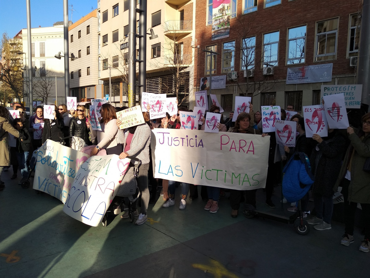 EuropaPress 2023627 protestes famílies alumnes col·legi maristes sants les corts barcelona