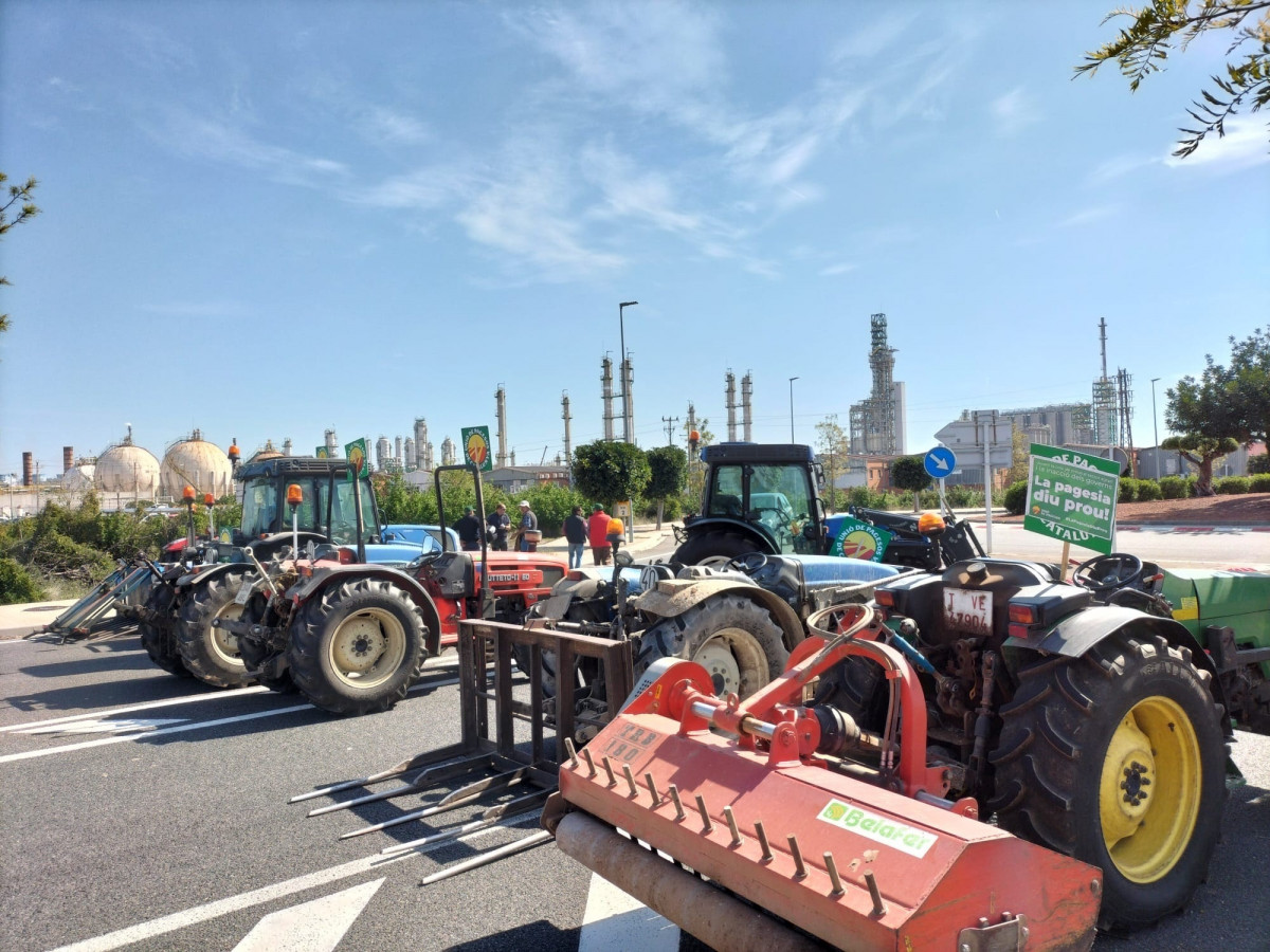 EuropaPress 4407384 tractors unio pagesos tallen accés entrada nord complex industrial
