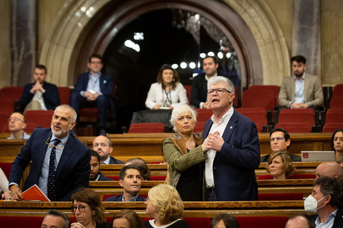 Els diputats de Cs Carlos Carrizosa, Anna Grau i Matías Alonso després que la presidenta del Parlament, Laura Borràs, hagi expulsat Alonso del ple.