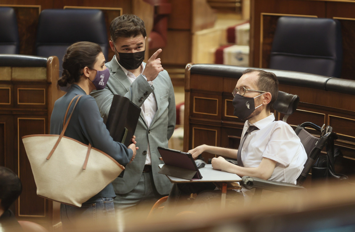 Arxiu - La ministra d'Igualtat, Irene Montero, amb el portaveu parlamentari d'ERC, Gabriel Rufián, i amb el d'Unidas Podemos, Pablo Echenique.