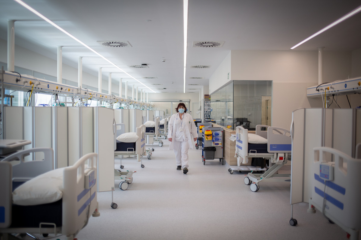 Arxiu - Una infermera al nou espai polivalent de l'Hospital Moisès Broggi, a l'abril de 2021.