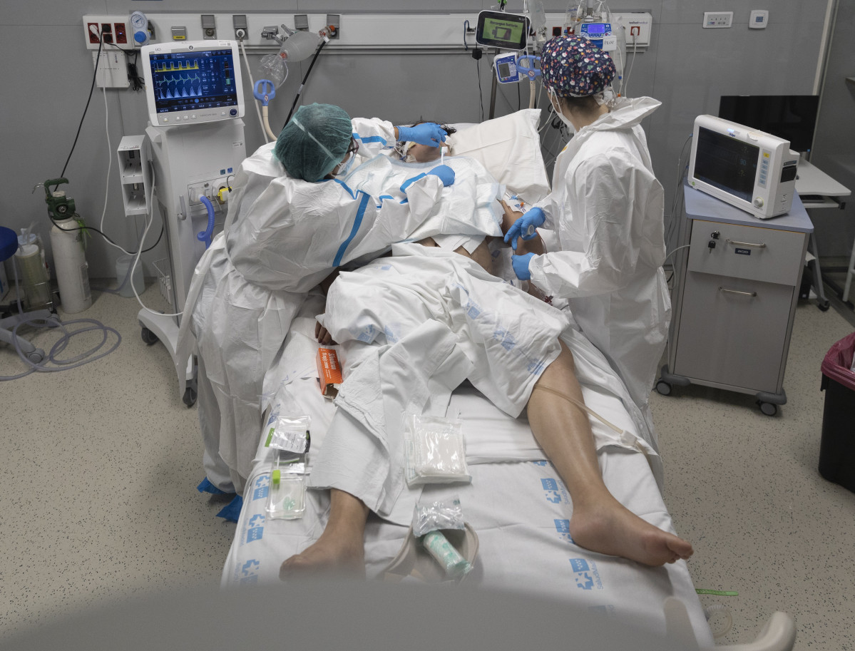 EuropaPress 4192544 diversos sanitaris al voltant pacient ingressat uci hospital infermera