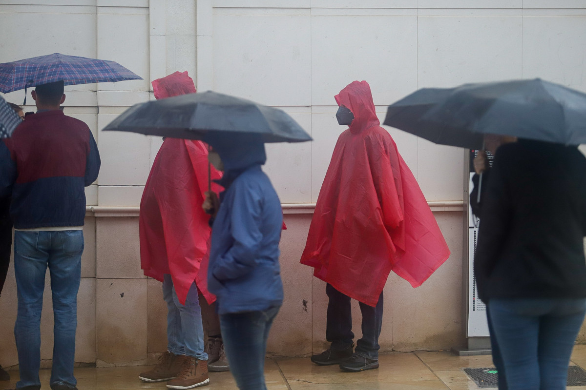 El paraigua i els impermeables han estat els protagonistes per les intenses pluges caiguda el dia d'avui a la capital el 14 de març del 2022 a Màlaga (Andalusia, Espanya)