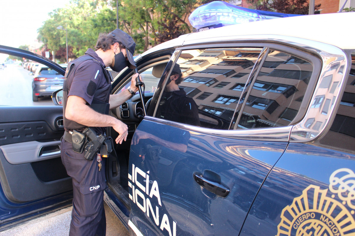 EuropaPress 3967226 agent amb cotxe patrulla