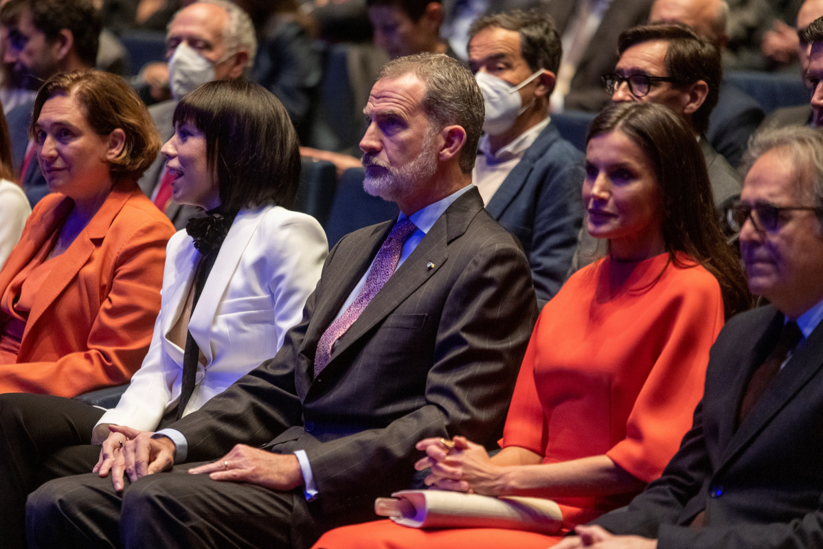 (I-D) L'alcaldessa de Barcelona, Ada Colau; la ministra de Ciència i Innovació, Diana Morant; el Rei Felip VI i la Reina Letizia, durant el lliurament dels Premis Nacionals de Recerca 2021
