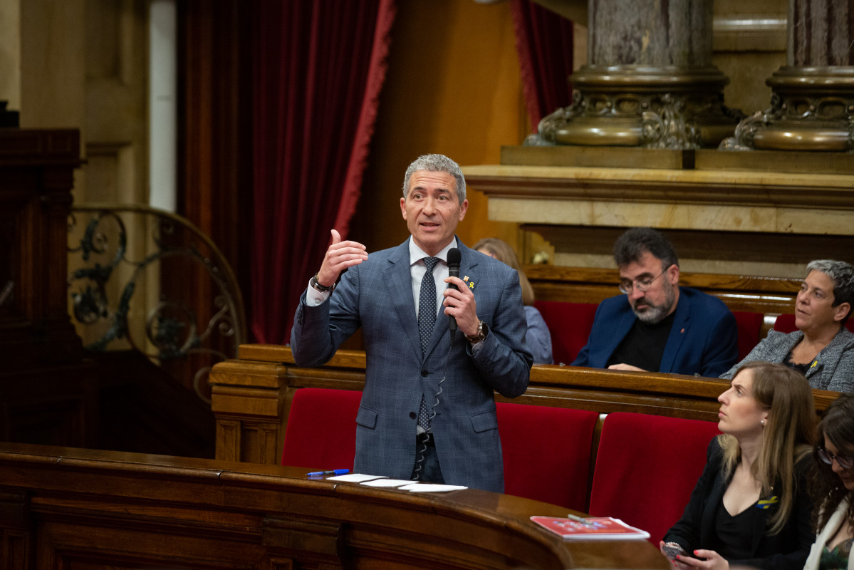El conseller dEducació de la Generalitat, Josep Gonzàlez-Cambray, intervé en una sessió plenària al Parlament.