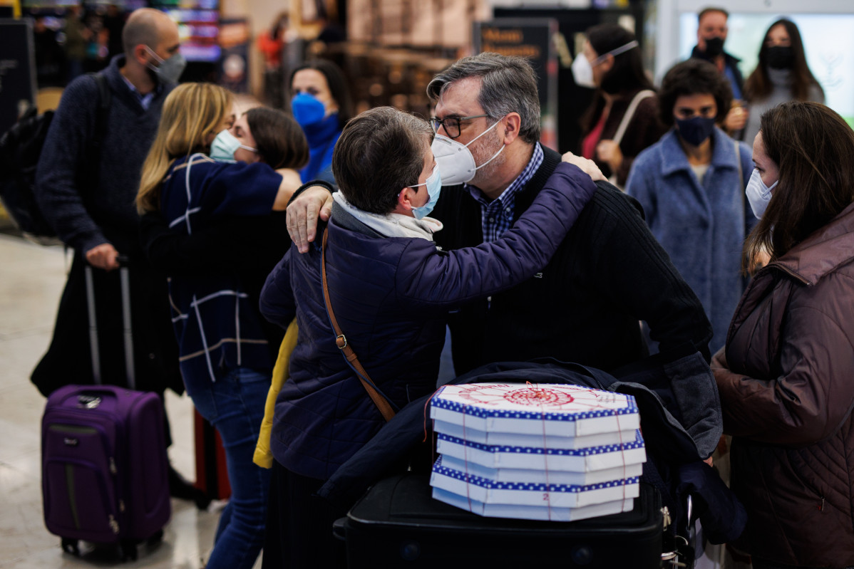 EuropaPress 4169164 diversos passatgers són rebuts propers terminal aeroport adolfo