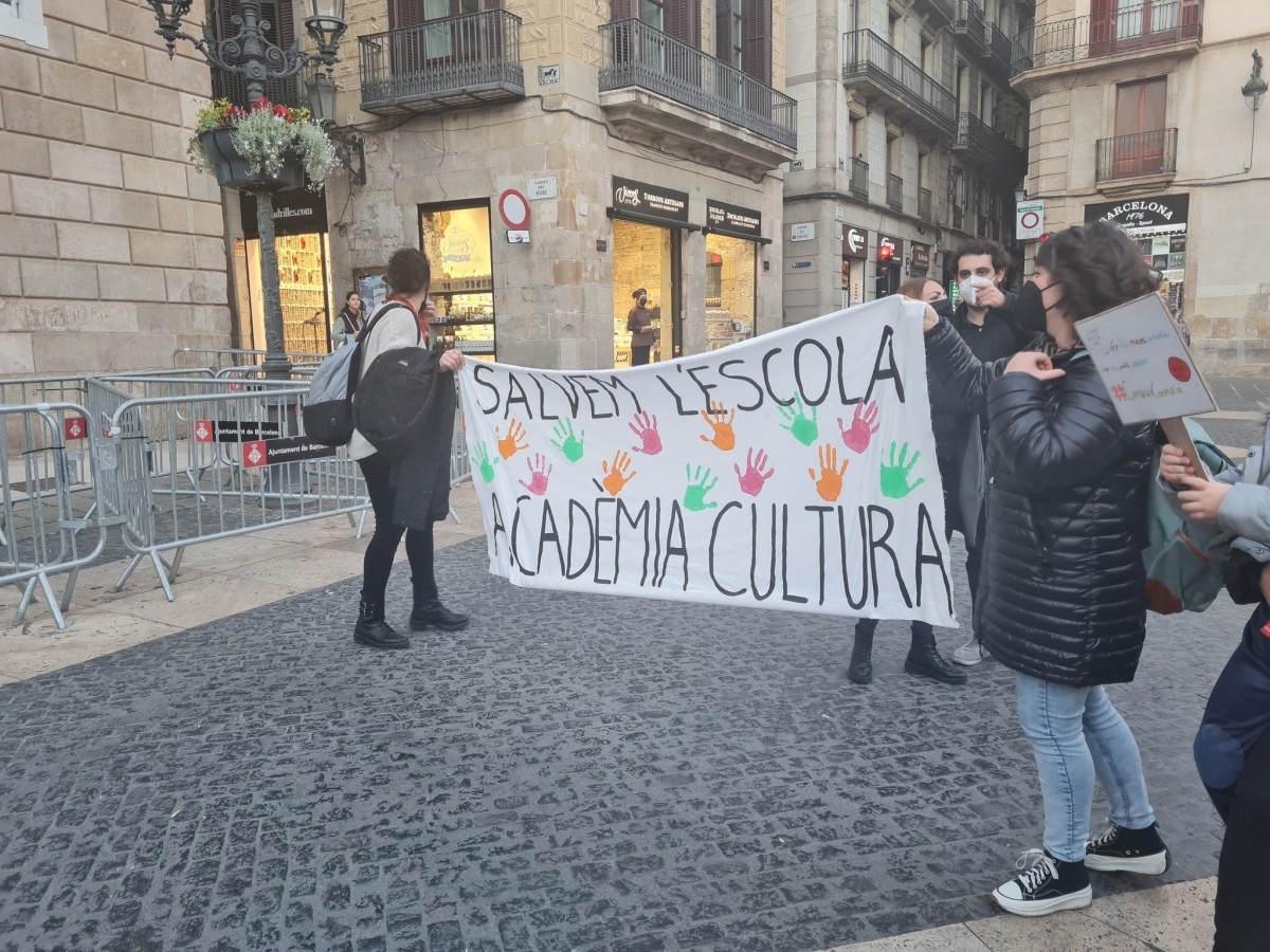 EuropaPress 4259235 manifestants contra tancament acadèmia cultura lhospitalet barcelona