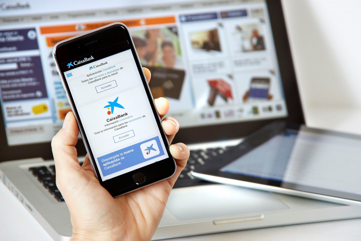 Archivo - App de móvil de CaixaBank