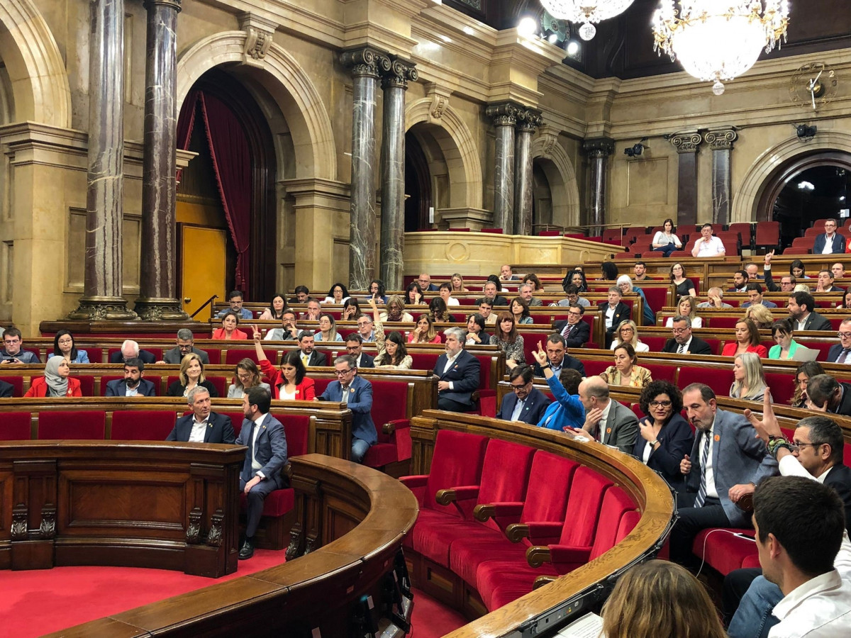 El Parlament catalán pide la dimisión de Robles con el voto de los independentistas y la abstención de los comunes
