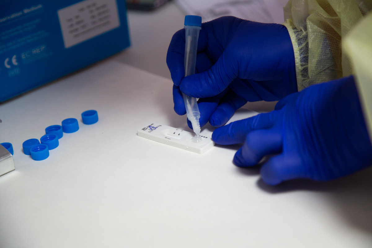 Fitxer - Una sanitària comprova el resultat d'un test d'antígens a una imatge del fitxer.