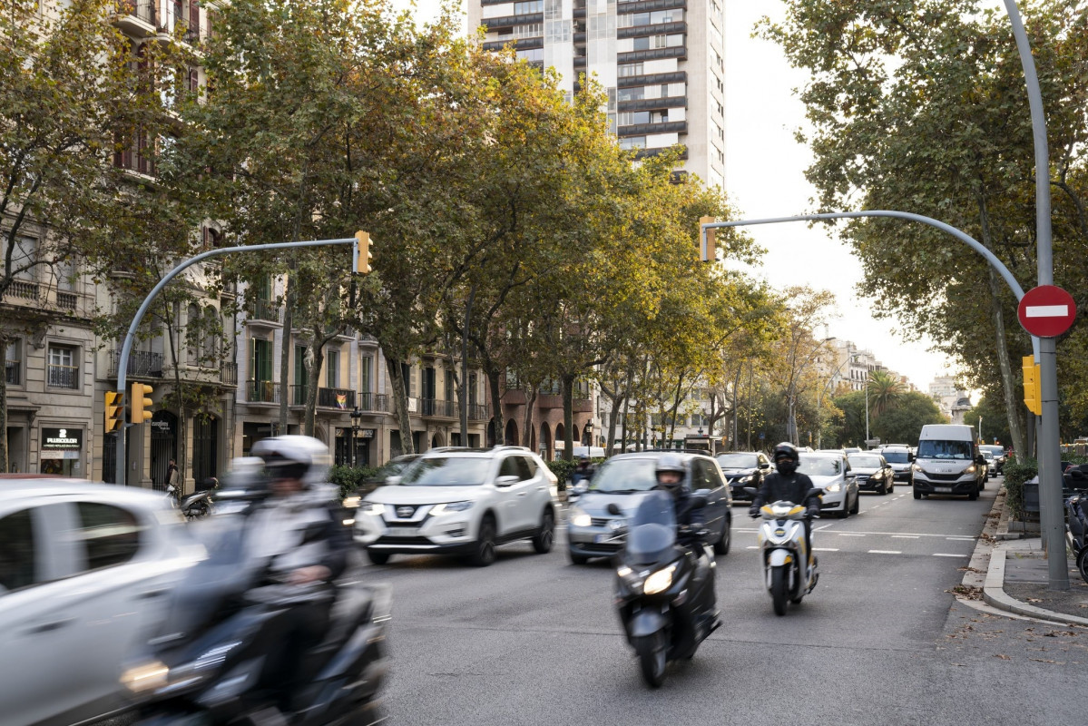EuropaPress 4219564 cotxes motos circulen carrer barcelona trànsit