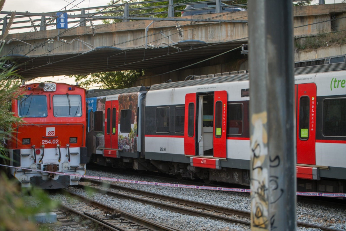 Els dos trens accidentats a l'estació de ferrocarrils de la Generalitat (FGC) de Sant Boi de Llobregat (Barcelona)