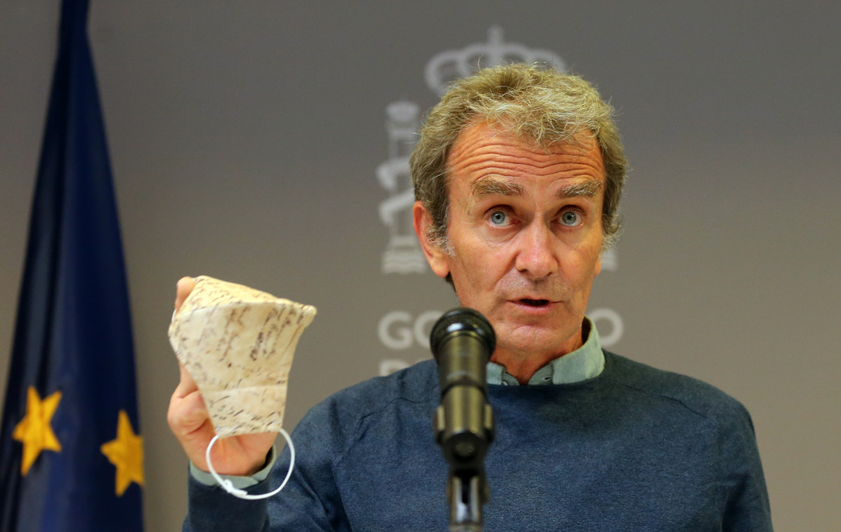 El director del Centre d'Alertes i Emergències Sanitàries (CCAES), Fernando Simón amb una màscara durant una roda de premsa convocada davant dels mitjans, el 19 d'abril del 2021, al Ministeri de Sanitat, Madrid, (Espanya). Durant la roda de premsa,