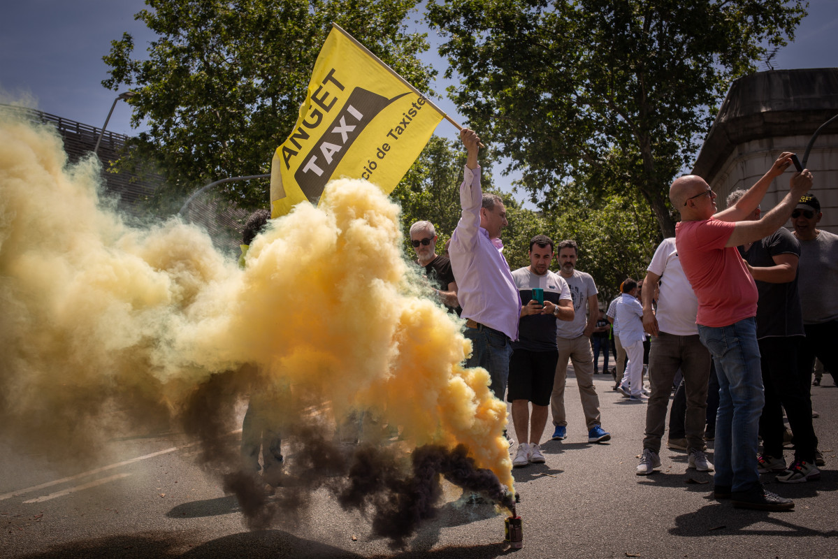 Un taxista pren un pot de fum a la protesta a les portes del Parc de la Ciutadella