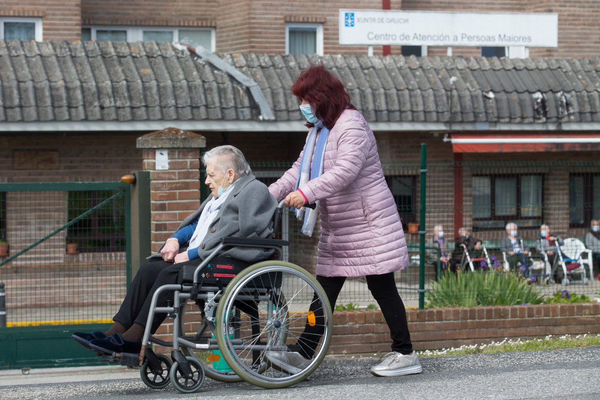 EuropaPress 3646881 dona passeja anciana cadira rodes immediacions residència geriatrica es