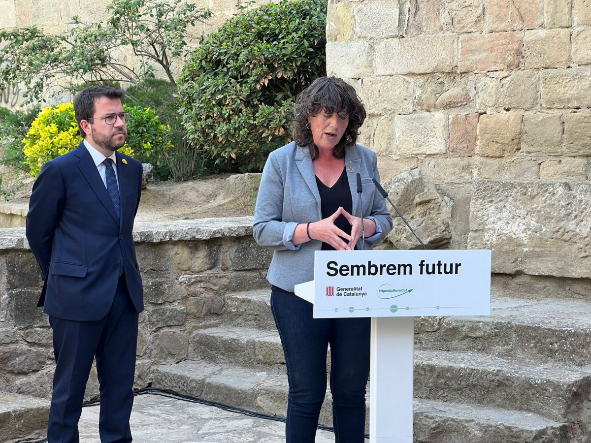 El president de la Generalitat, Pere Aragonès, escoltant la consellera d'Acció Climàtica, Ramaderia i Pesca de la Generalitat, Teresa Jordà, a Torà (Lleida)