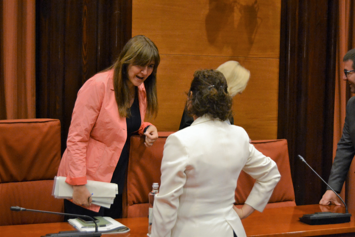 La presidenta del Parlament, Laura Borràs, habla con la portavoz del PSC, Alícia Romero, antes de la reunión de la Junta de Portavoces de 17 de mayo de 2022.