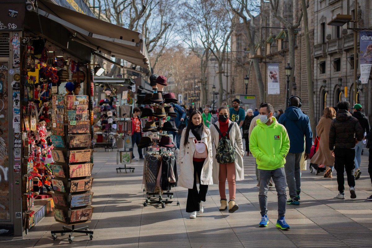 Arxiu - Diverses passegen al costat dels quioscos que abans eren ocelleries a la Rambla, a 23 de febrer de 2022, a Barcelona, Catalunya (Espanya).