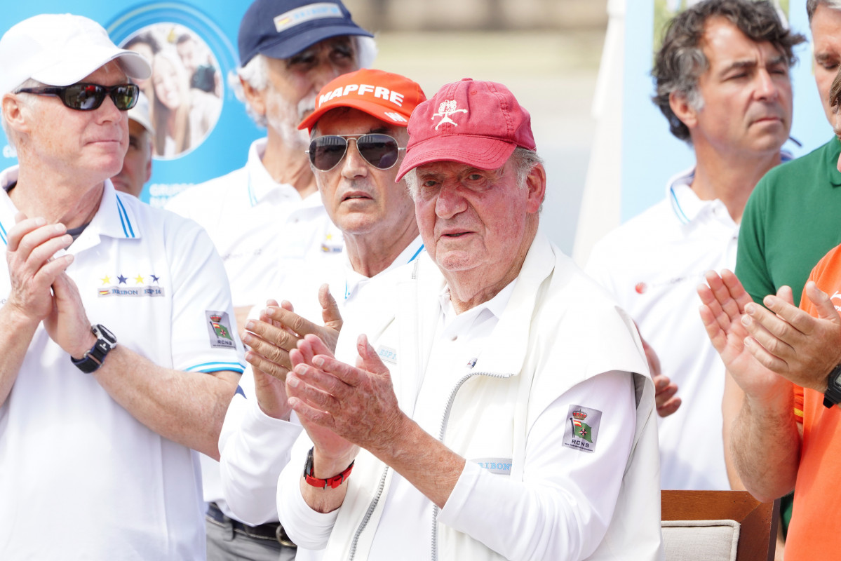 EuropaPress 4467763 rei emerit juan carlos entrega premis clausura regata iv circuit copa