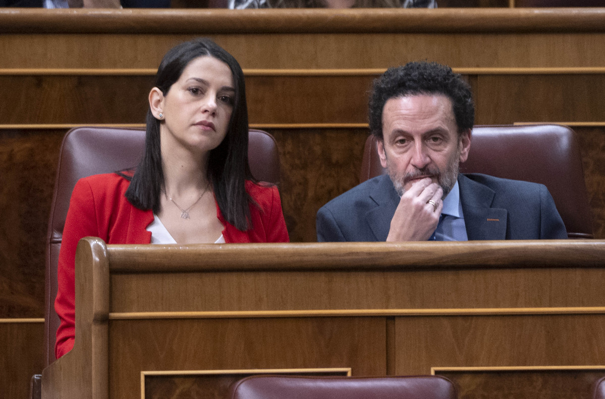 La líder de Cs, Inés Arrimadas, i el vicesecretari general de Ciutadans, Edmundo Bal, en una sessió plenària, al Congrés dels Diputats, el 27 d'abril del 2022, a Madrid (Espanya).