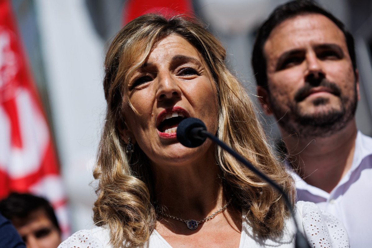 La vicepresidenta segona del Govern i ministra de Treball, Yolanda Díaz, intervé amb el ministre de Consum, Alberto Garzón, durant la manifestació pel Dia Internacional dels Treballadors, a 1 de maig de 2022, a Madrid (Espanya).