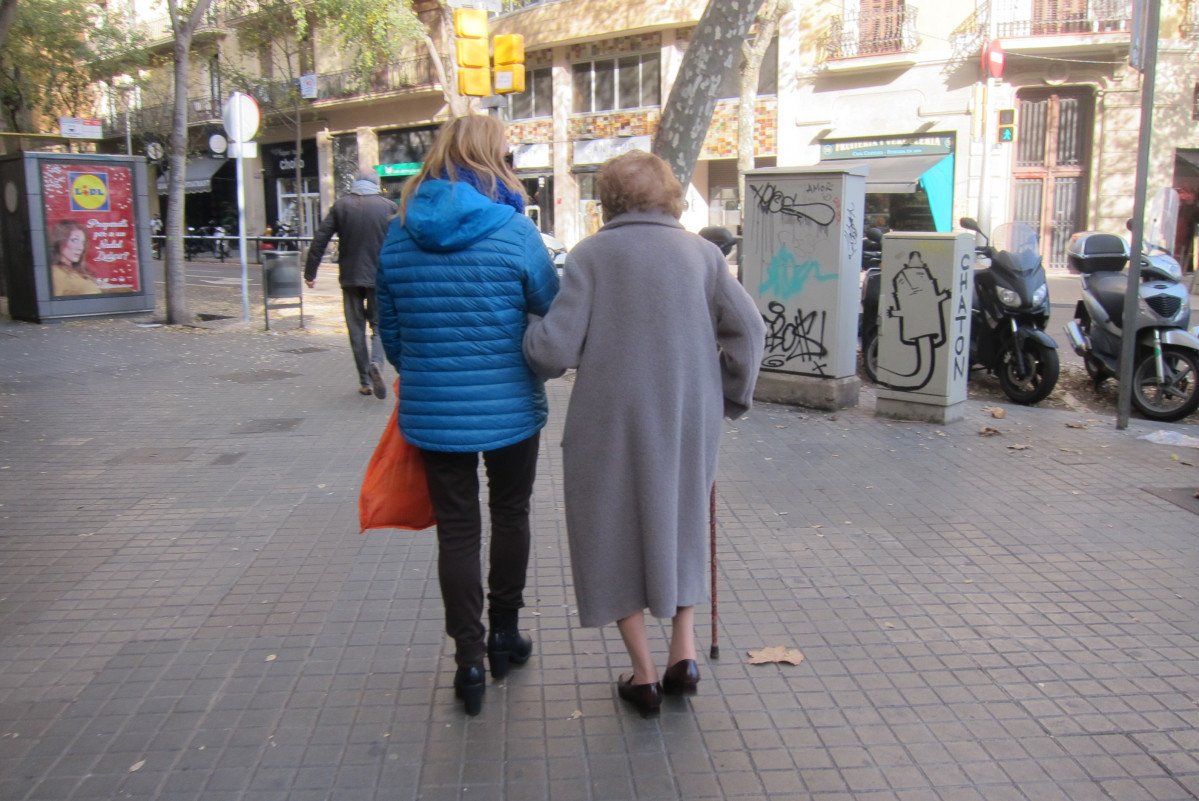 Fitxer - Imatge de fitxer d'una cuidadora amb una dona dependent.