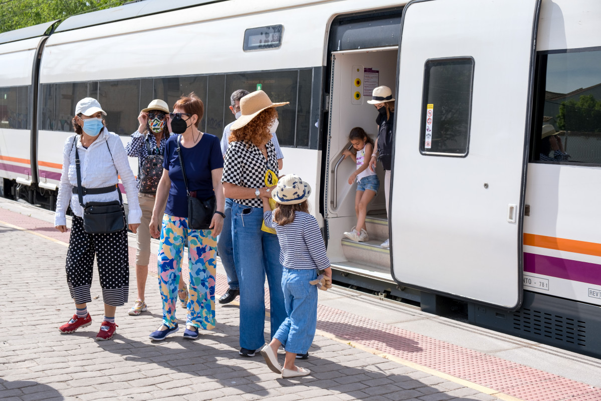 Viajeros procedentes de Madrid, llegan a Campo de Criptana, a 14 de mayo de 2022, en Ciudad Real