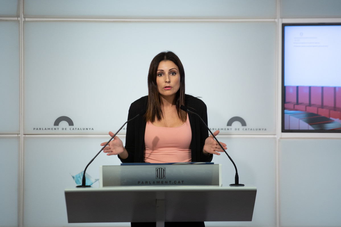 Imagen de archivo - La diputada del PP en el Parlament Lorena Roldán, en rueda de prensa en el Parlament de Catalunya, a 28 de septiembre de 2021, en Barcelona, Cataluña (España).