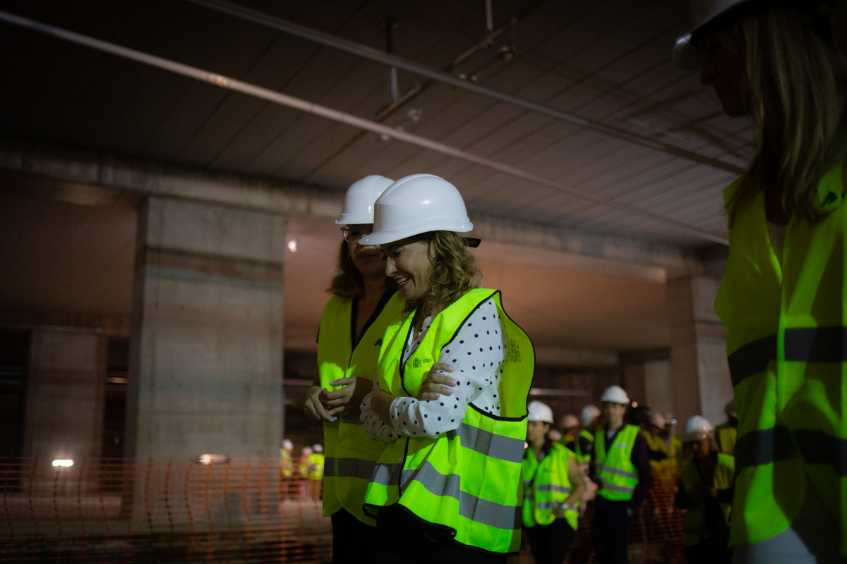 La ministra de Transports, Mobilitat i Agenda Urbana, Raquel Sánchez (d), supervisa l'avenç del projecte de l'estació de La Sagrera, el 23 de maig del 2022, a Barcelona, Catalunya (Espanya). La ministra de Transports ha visitat l?estació intermodal