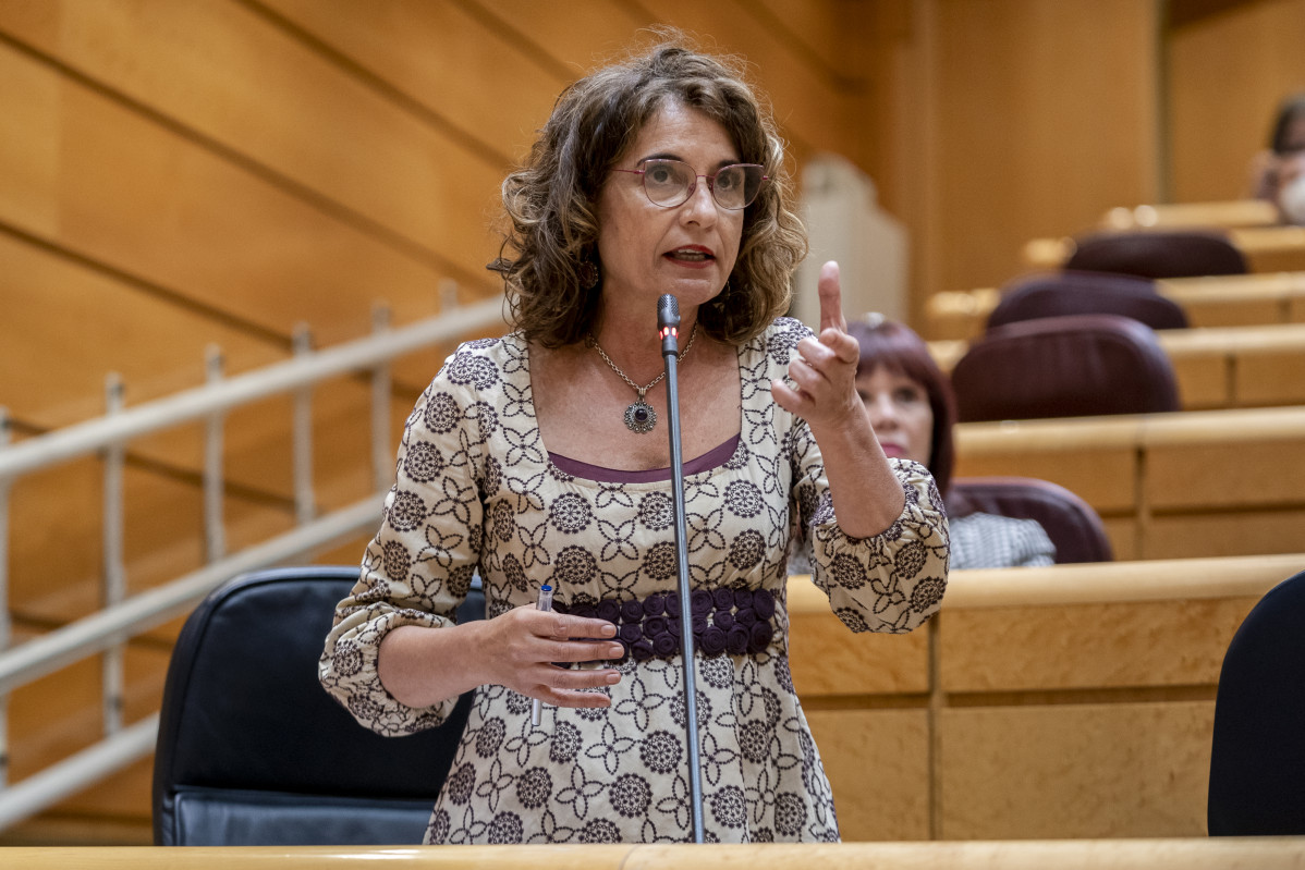 La ministra d'Hisenda, María Jesús Montero, intervé en una sessió de control al Govern al Senat, el 26 d'abril del 2022, a Madrid (Espanya).