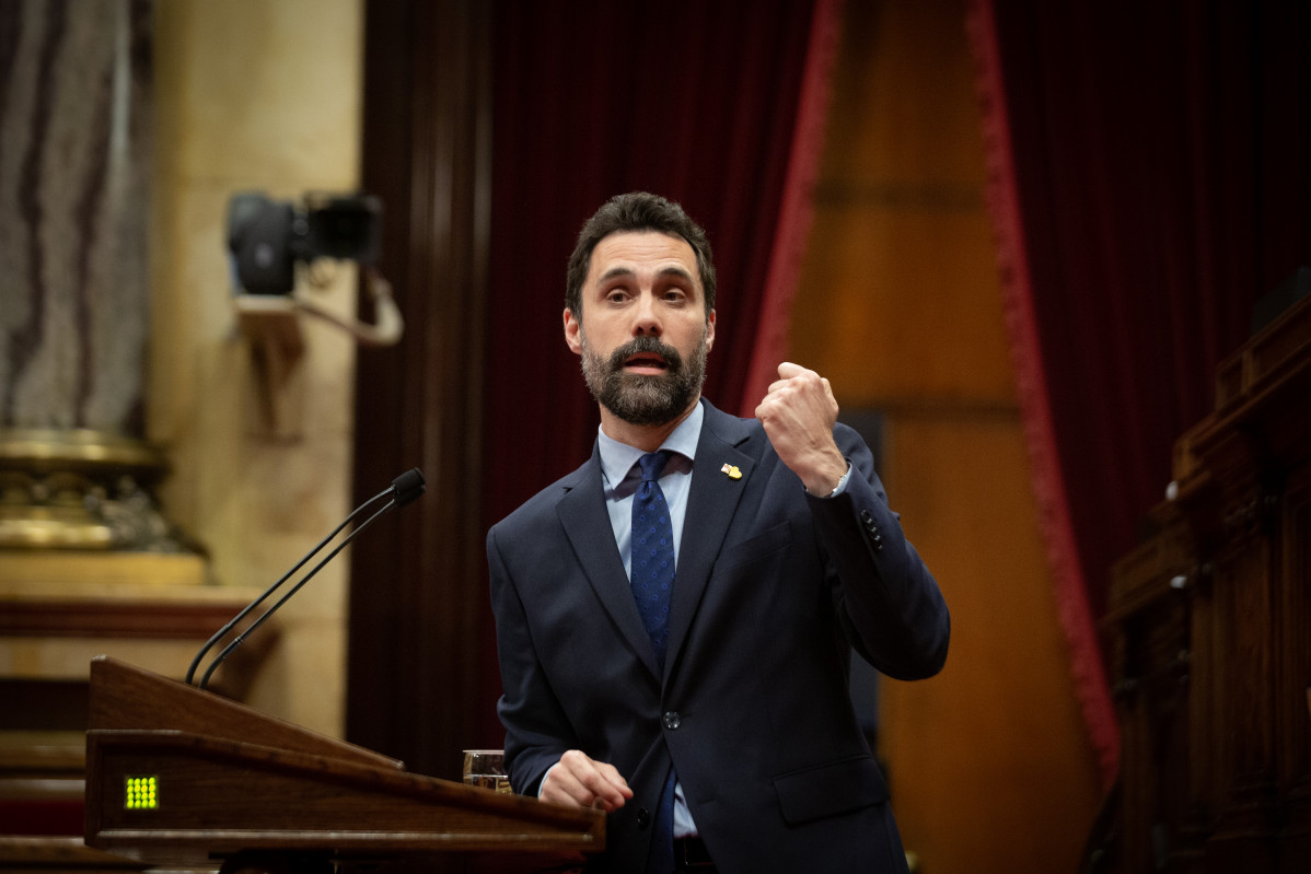 El conseller d'Empresa i Treball de la Generalitat, Roger Torrent, intervé en una sessió plenària al Parlament. Foto de fitxer.