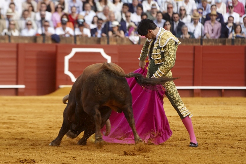 Pablo Aguado durant la correguda del Diumenge de Resurrecció a la plaça de bous de la Real Maestranza de Cavalleria de Sevilla