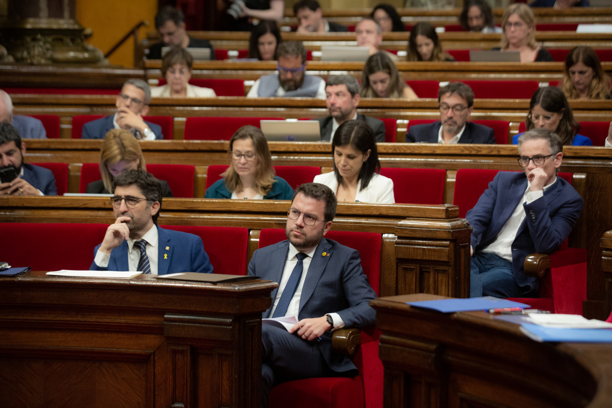 El vicepresident del Generalitat, Jordi Puigneró (i) i el president Pere Aragonès (d), en una sessió plenària al Parlament de Catalunya, el 8 de juny de 2022, a Barcelona, Catalunya (Espanya).