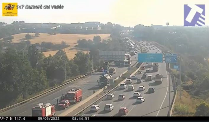 Cues de 13 quilòmetres a l'AP-7 entre Barberà i Montornès (Barcelona) per un camió accidentat