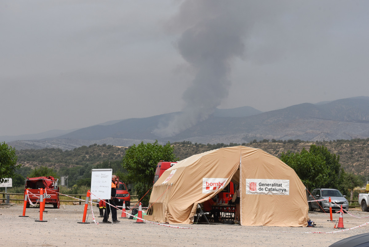 Dispositiu dels Bombers de la Generalitat als voltants d'una zona on s'ha declarat un incendi, el 16 de juny del 2022, a Artesa de Segre, Lleida