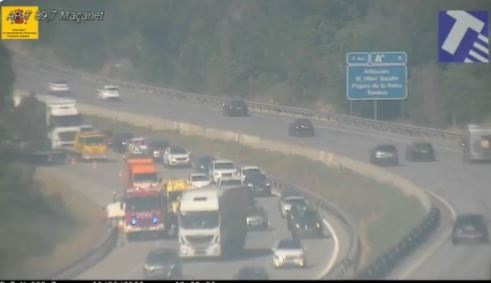Arxiu - Cues pel tall d´un carril de l´AP-7 al´alçada de Maçanet de la Selva en sentit Girona a causa d´un accident