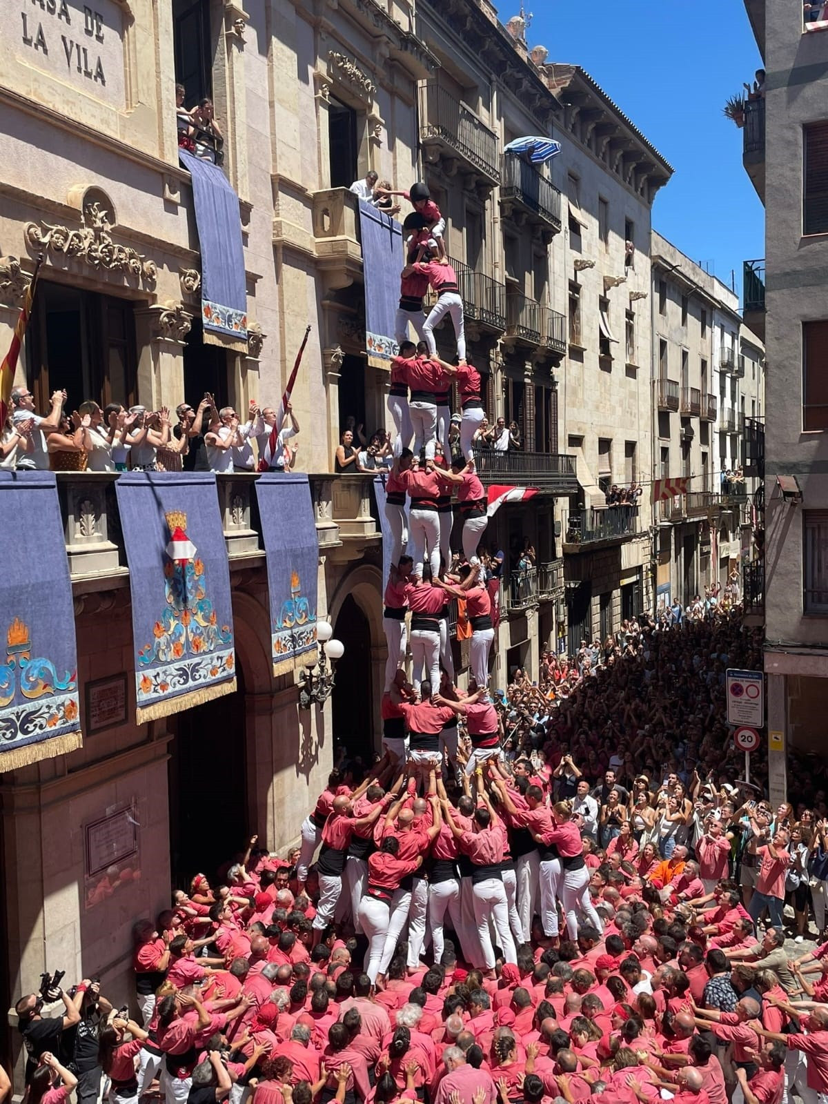 El 4 de 9 amb folre de la Colla Vella dels Xiquets de Valls, a la plaça del Blat