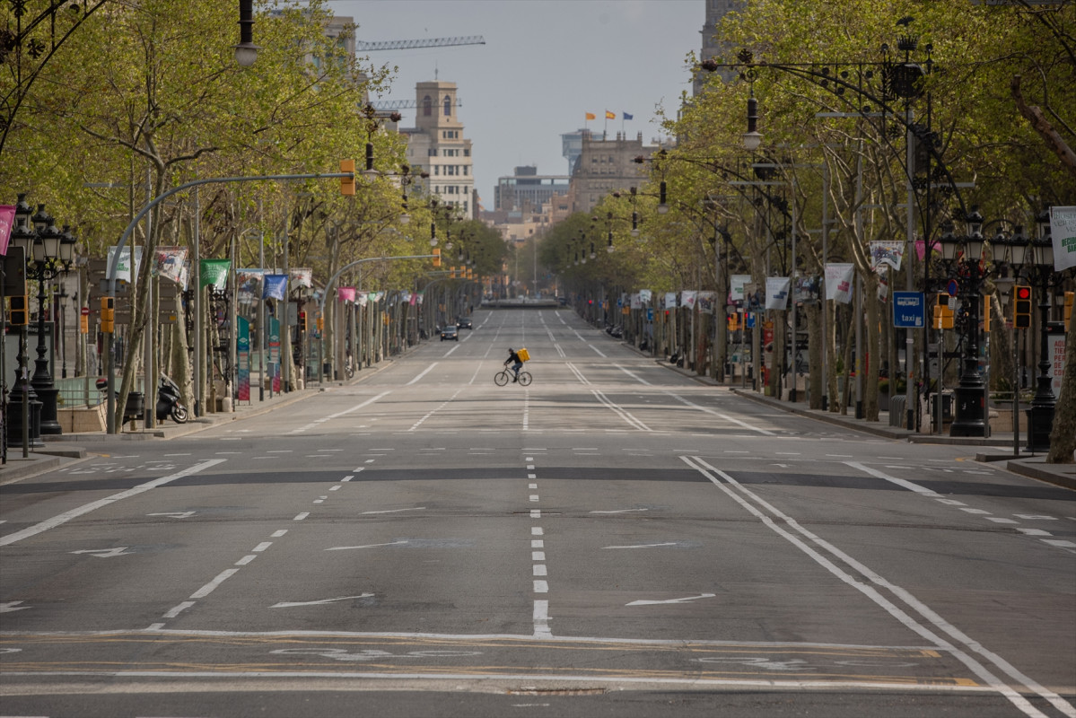 Un 'rider' pel Passeig de Gràcia, buit durant el primer dia feiner de la segona setmana des que es va decretar l'estat d'alarma al país a conseqüència del coronavirus, a Barcelona/Catalunya (Espanya) el 23 de març del 2020.
