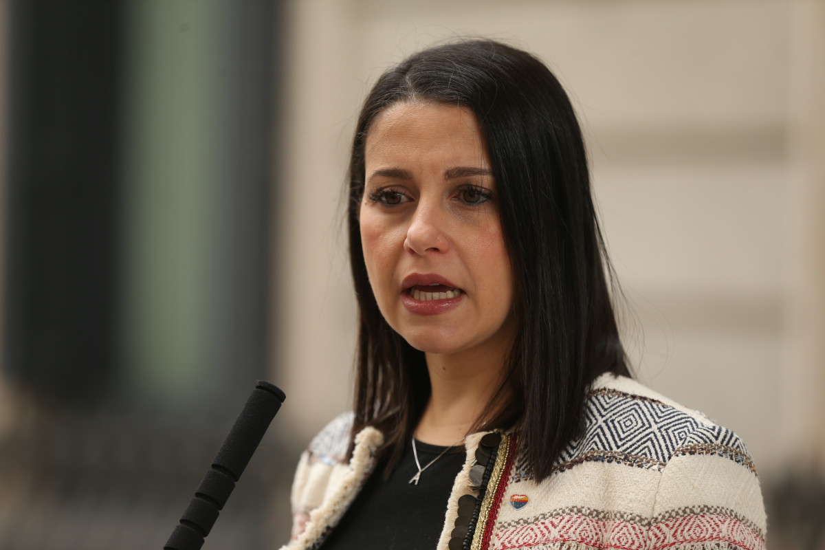 Arxiu - La líder de Cs, Inés Arrimadas, respon als mitjans alhora que se celebra una sessió plenària, al Congrés dels Diputats, a 24 de febrer de 2022, a Madrid (Espanya).