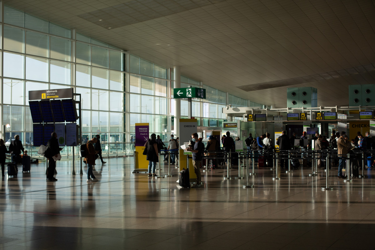 Arxiu - Vista general de diversos passatgers a l'aeroport del Prat, el 19 de novembre de 2021, a Barcelona, Catalunya (Espanya).