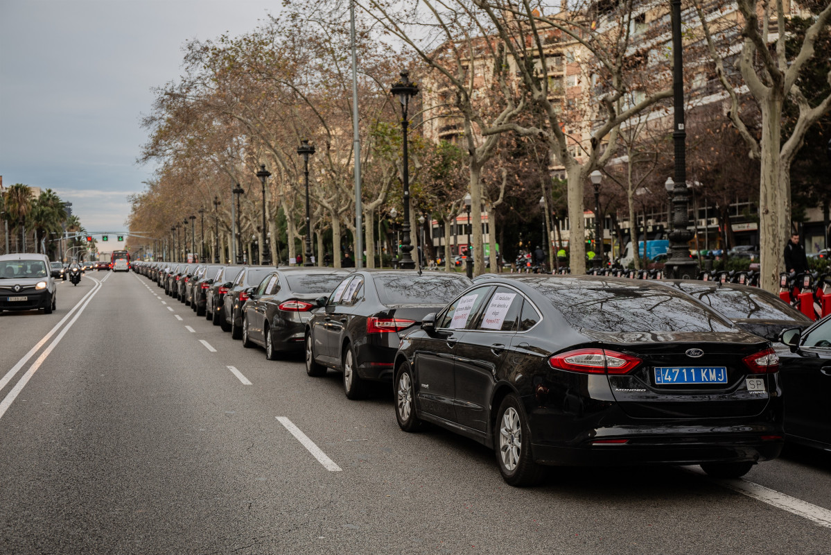 Arxiu - Vehicles VTC aturats a l'avinguda Diagonal de Barcelona a les protestes del sector el 2019.