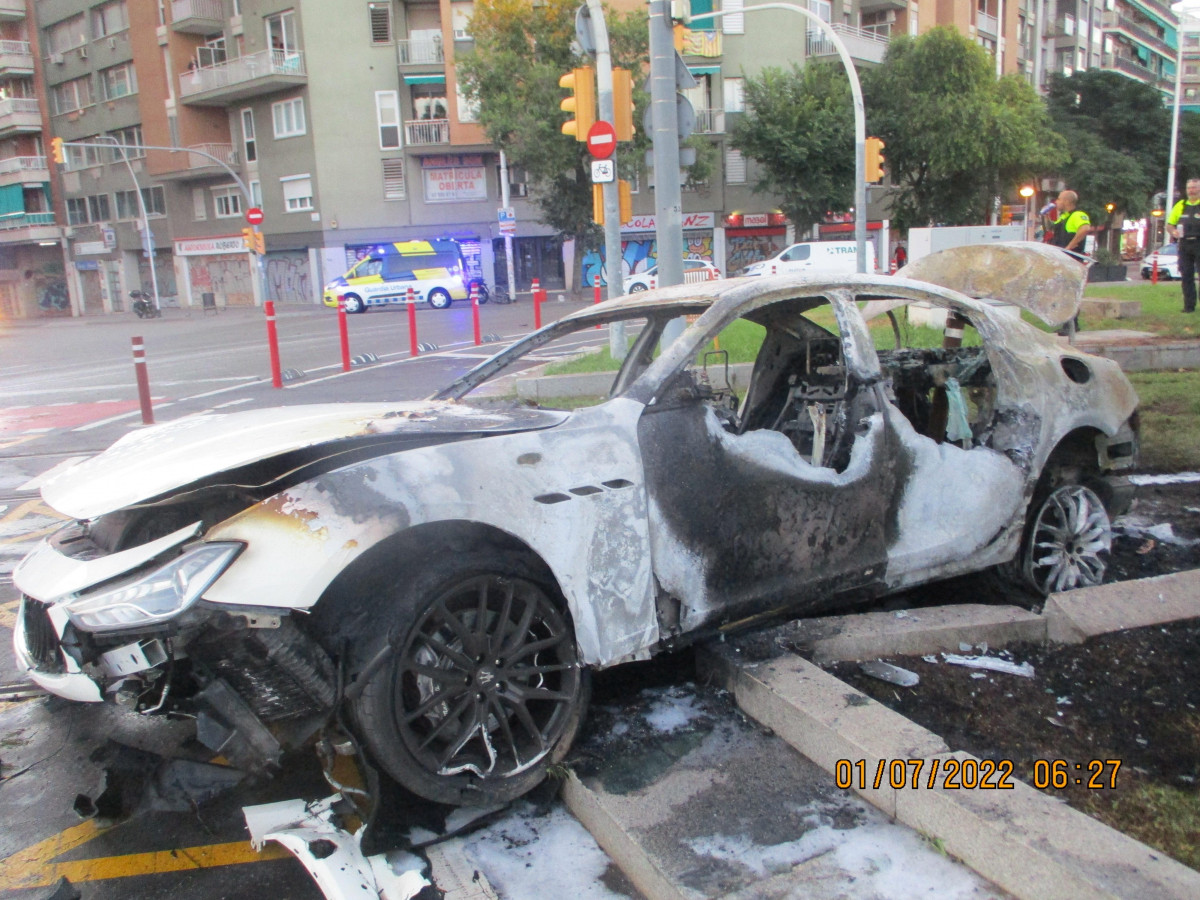 EuropaPress 4548044 imatge cotxe incendiat xocar catenària