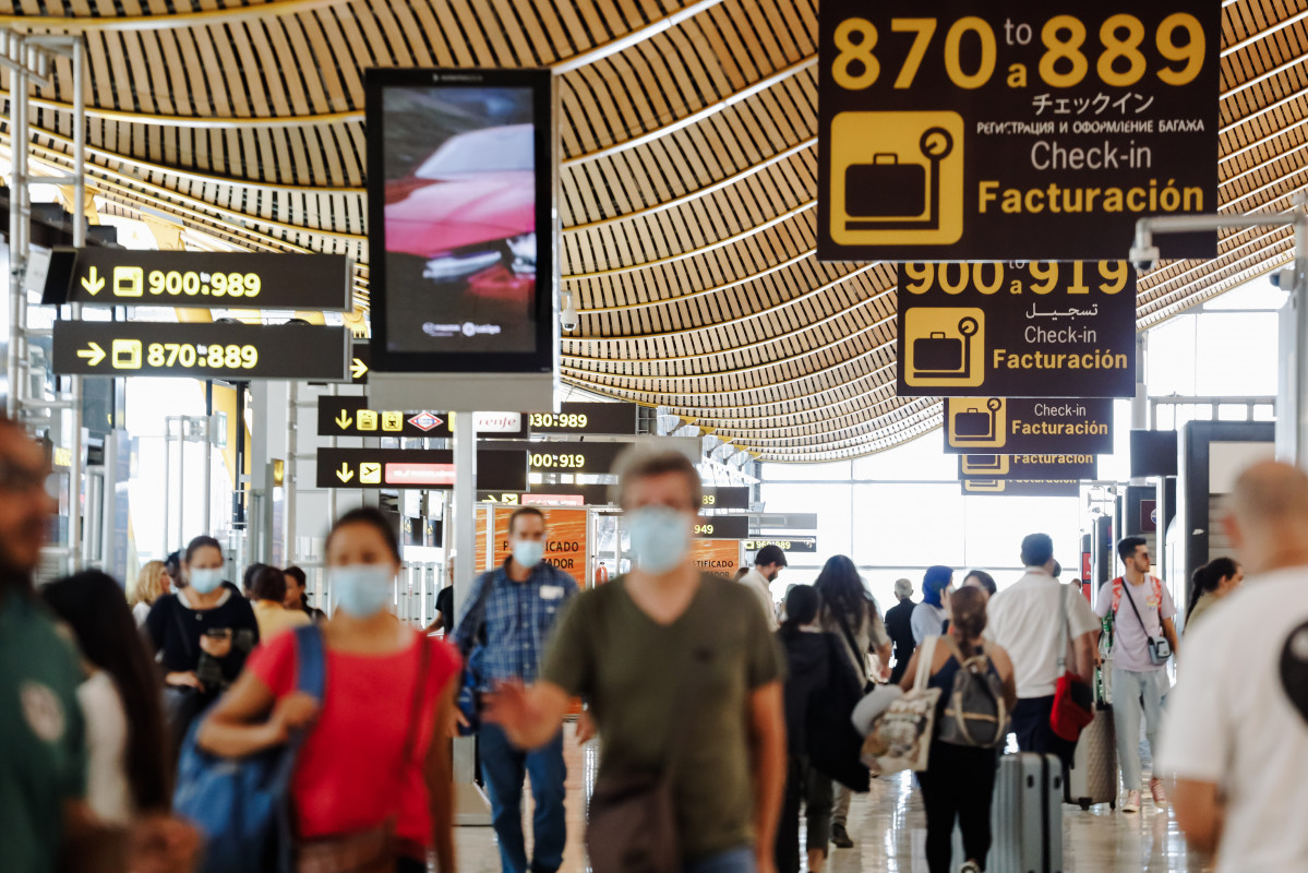 Passatgers amb les maletes a la Terminal 4 de l'Aeroport Adolfo Suárez Madrid Barajas