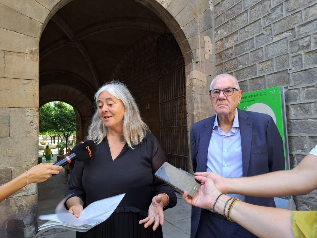El president del grup municipal d?ERC a l?Ajuntament de Barcelona, Ernest Maragall, i la regidora de Cultura del consistori, Gemma Sendra (ERC), aquest dijous en declaracions als periodistes.